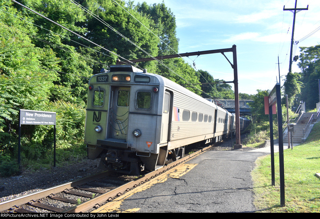 NJT Train # 481 arriving and heading to Bernardsville 